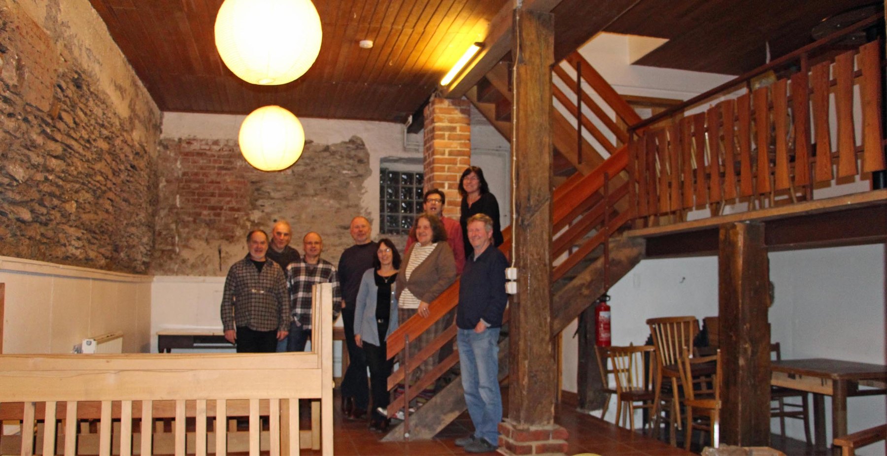 Besprechung des nächsten ehrenamtlichen Arbeitseinsatzes im Keller, dessen Akustik von Musikern begeistert gelobt wurde