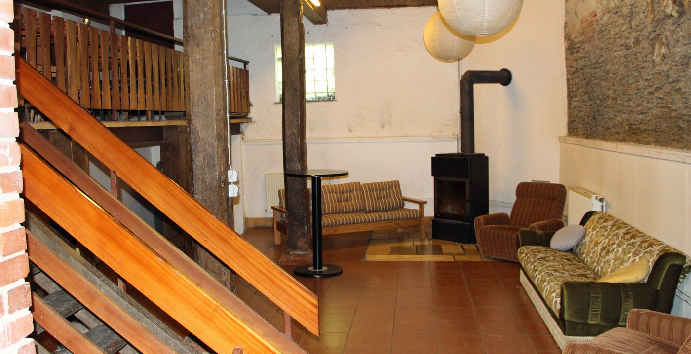 Der große Raum im Keller für Gruppenarbeit und Feste